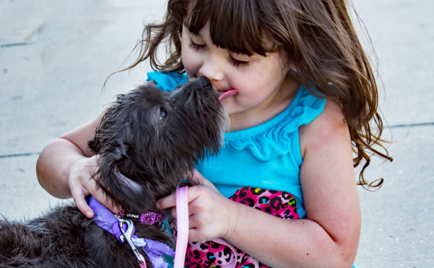 niña con perro