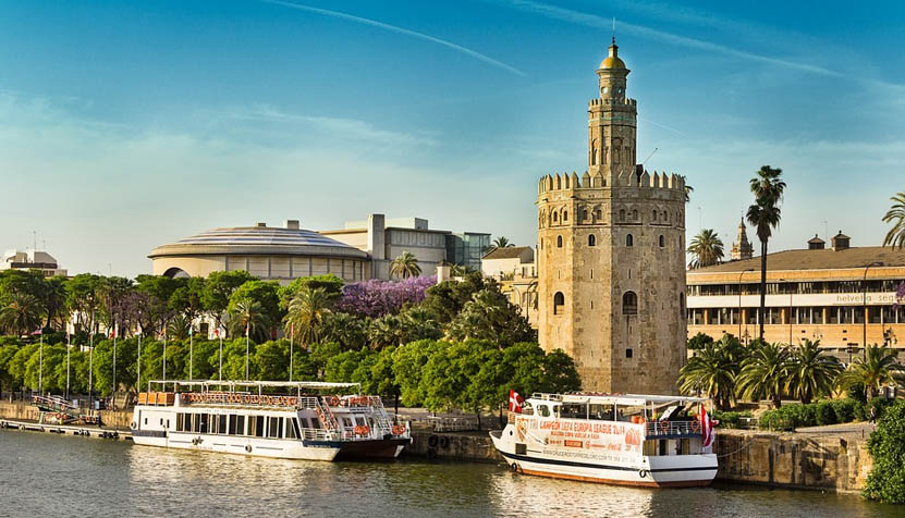 Sevilla con perro torre de loro